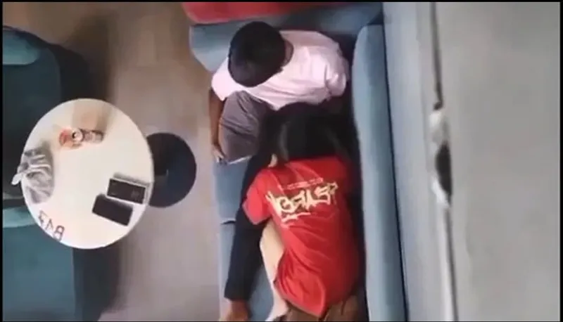 Quay lén ghệ bú bú cho người tình nơi công cộng