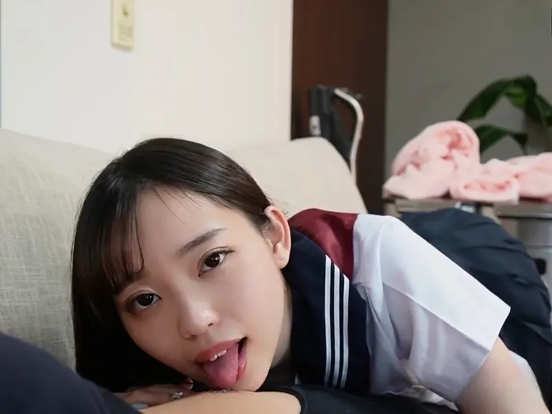 Nữ học sinh ngây thơ bị tên ba cóc chọc dương vật giả vào lồn
